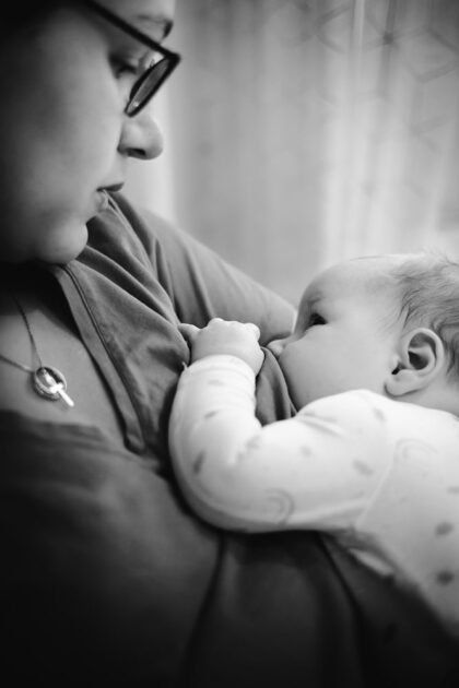 Photo noir et blanc d'une maman qui allaite son bébé