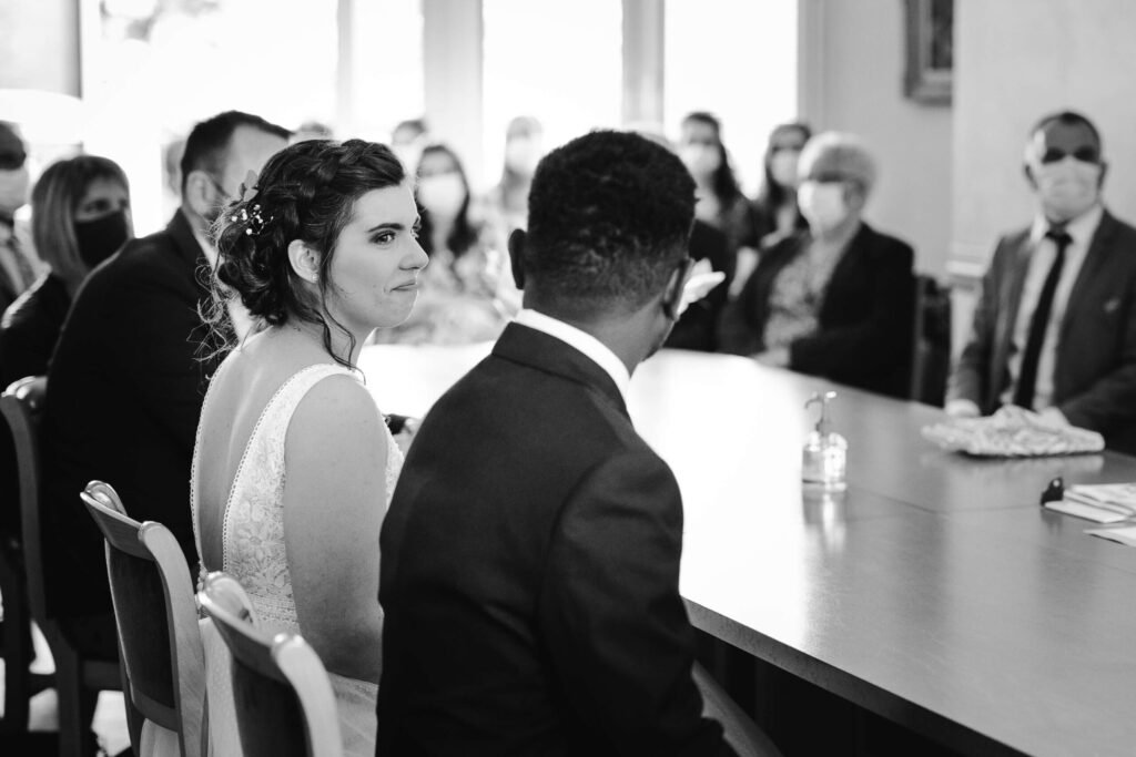 Photo de mariée émue à la mairie - photographe Angers