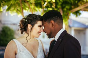 Couple de mariés se souriant front contre front