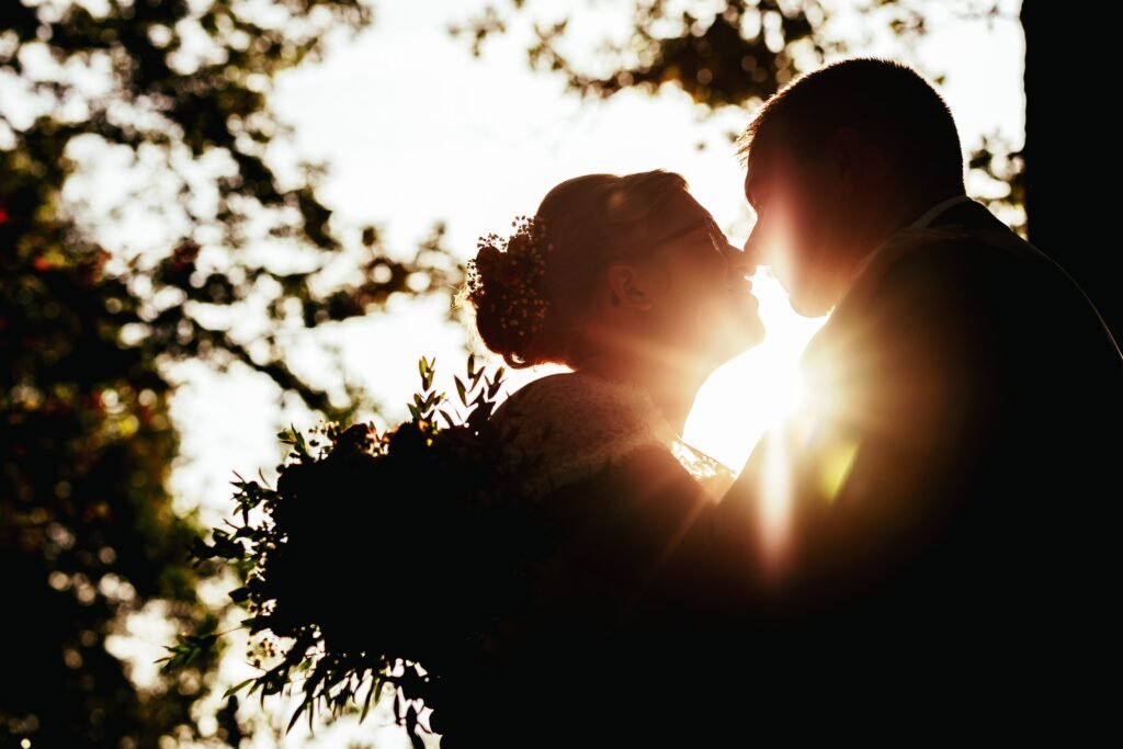 Photo de couple au coucher du soleil
