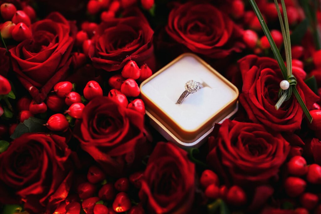 Photo d'une bague de fiançaille cachée dans des roses