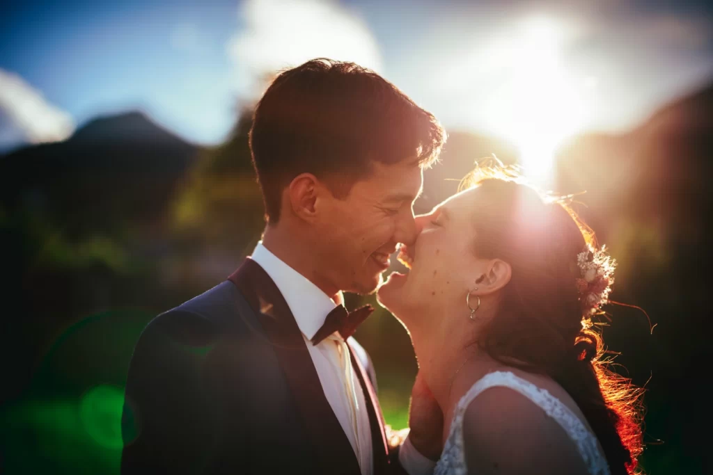 photos de mariés qui rient au coucher du soleil dans la montagne, en confiance avec leur photographe de mariage