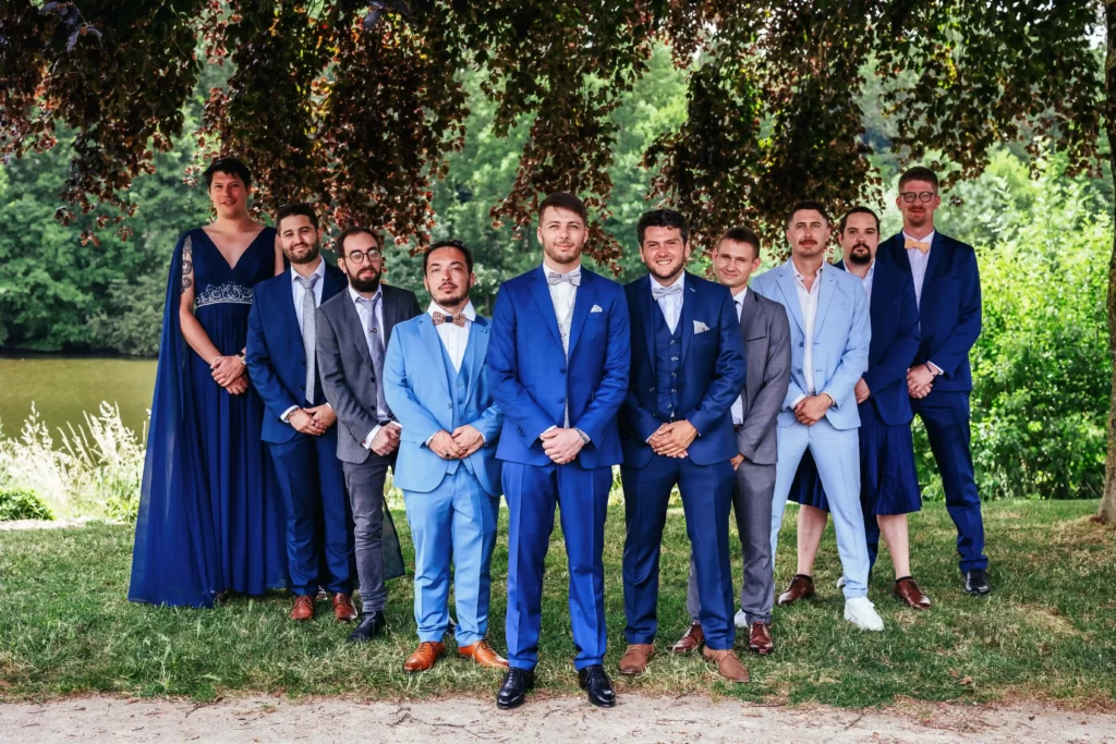 Photo de groupe en mariage avec le marié