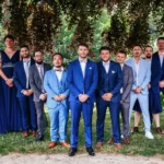 Photo de groupe en mariage avec le marié