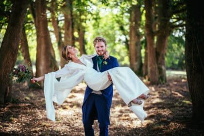 photo d'un couple de jeune marié pendant leur mariage en pays de la loire