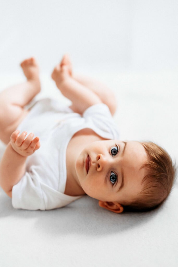 bébé de 7 mois en body blanc pour séance photo bébé en blanc