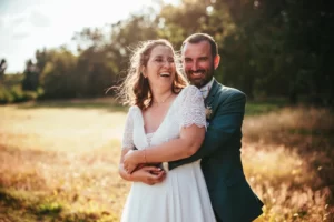 Photographie d'une séance couple de mariage au coucher de soleil près d'Angers