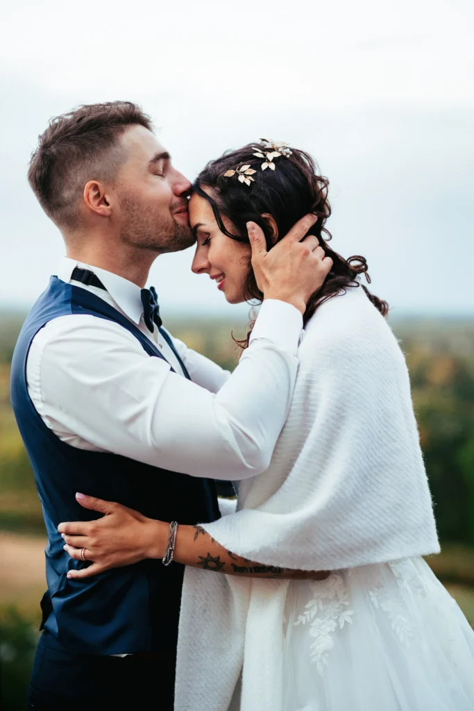 châle pour une photo de mariage sous la pluie