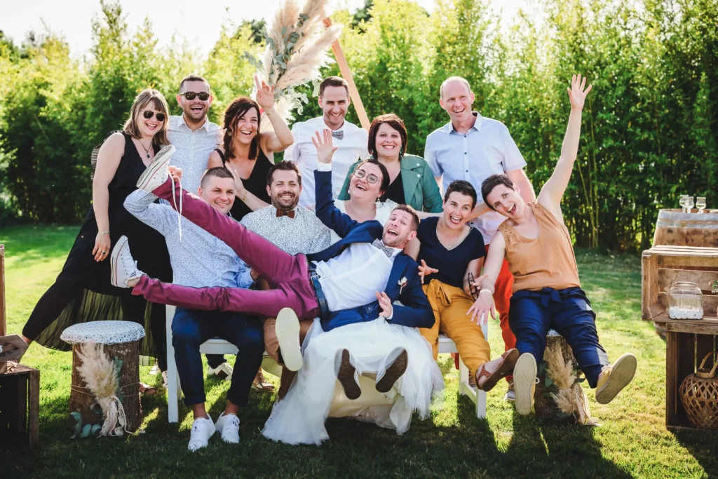 Photo de groupe fun pendant un mariage en pays de la Loire