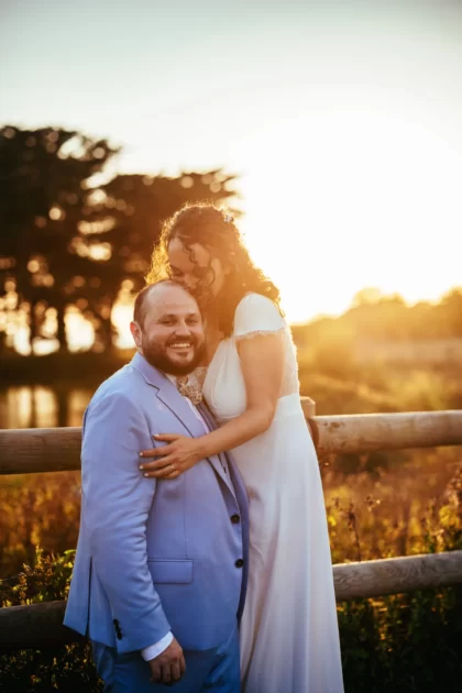 photo de couple de mariés au coucher du soleil à Pornic