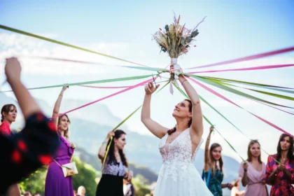 Jeux du ruban lors d'un mariage en Savoie