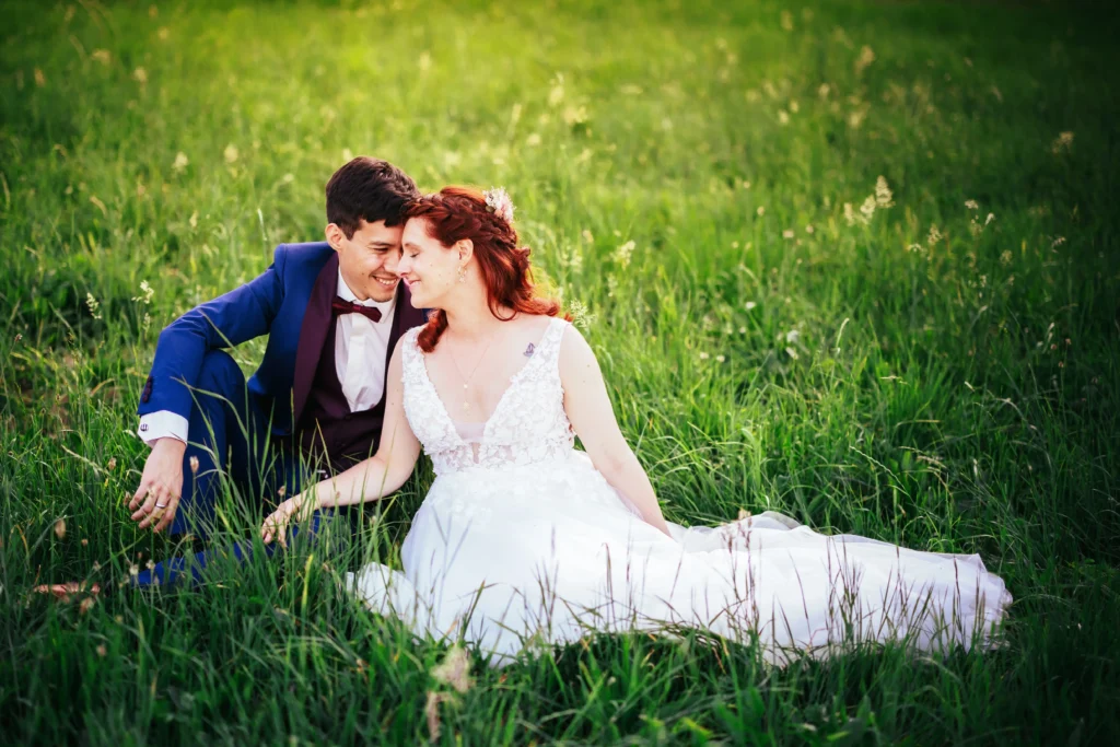Photo de couple dans l'herbe