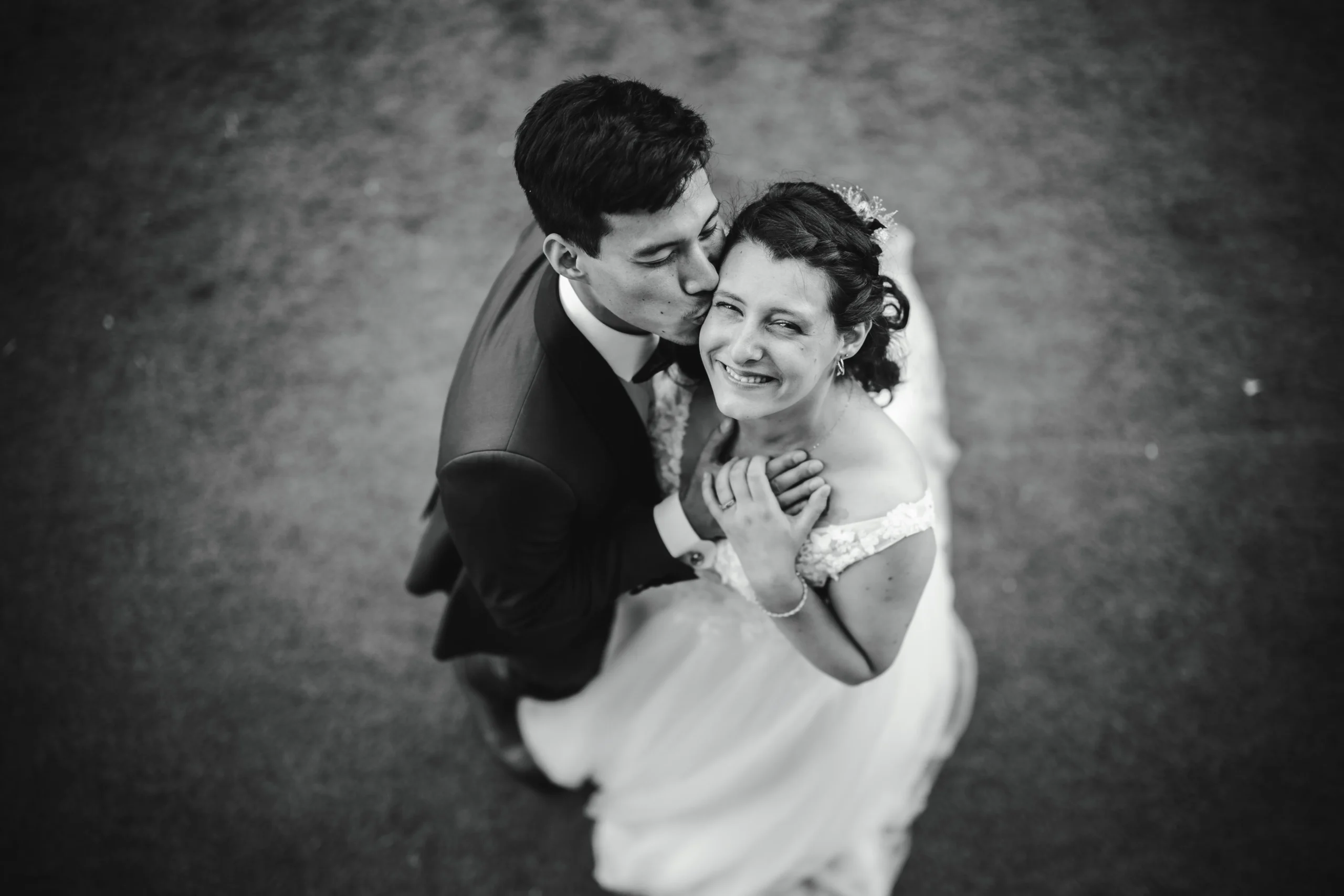 Belle photo de mariés prise en hauteur en noir et blanc
