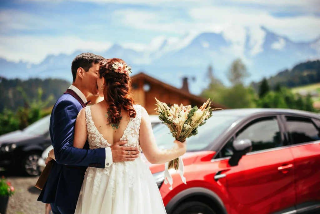 Photo de futurs mariés s'embrassant avec la vue du mont blanc en arrière plan