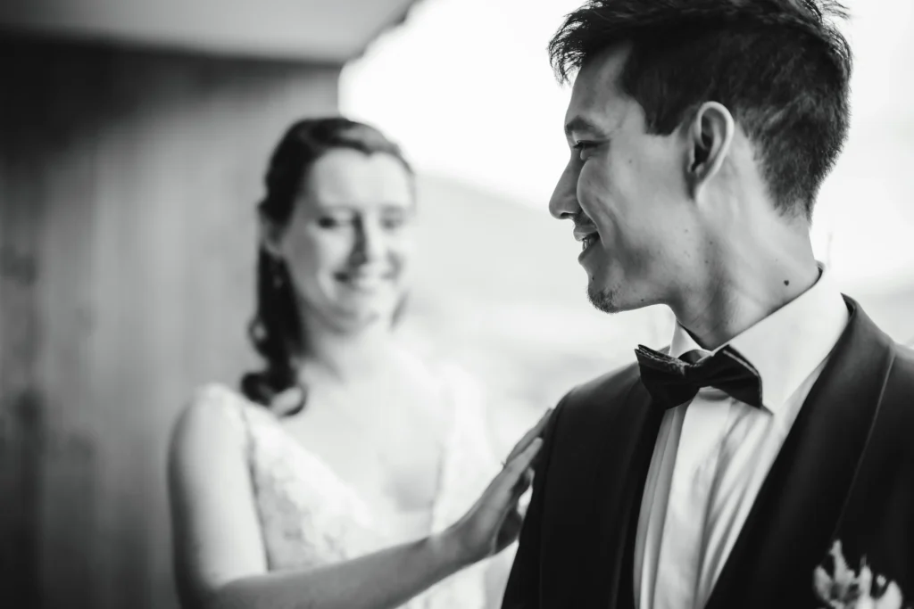photo noir et blanc du forst look des mariés le jour de leur mariage
