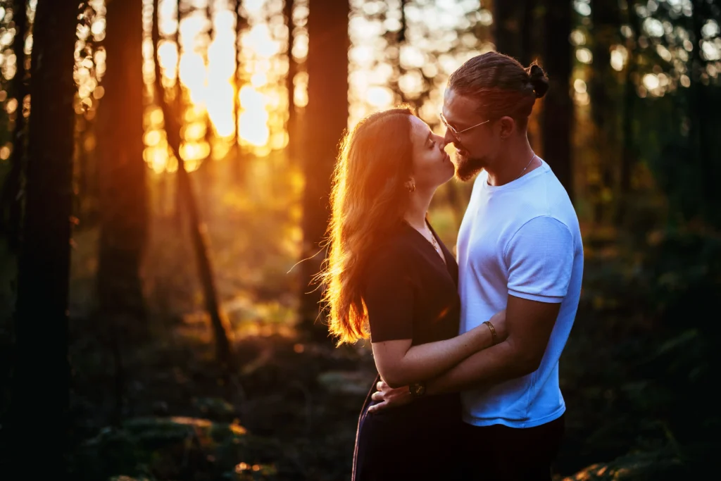 Photographie d'une séance photo de couple réalisée au lever du soleil dans une forêt du Maine et Loire