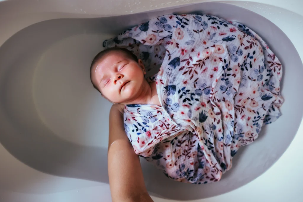 photo d'un nouveau-né détendu lors de son bain thalasso bebe à Angers