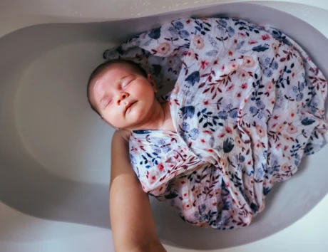 photo d'un nouveau-né détendu lors de son bain thalasso bébé à Angers