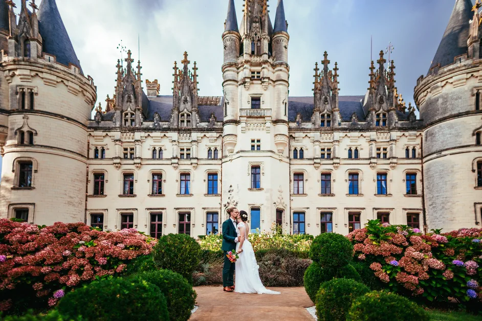 Bisous des mariés au château de Challain la Potherie