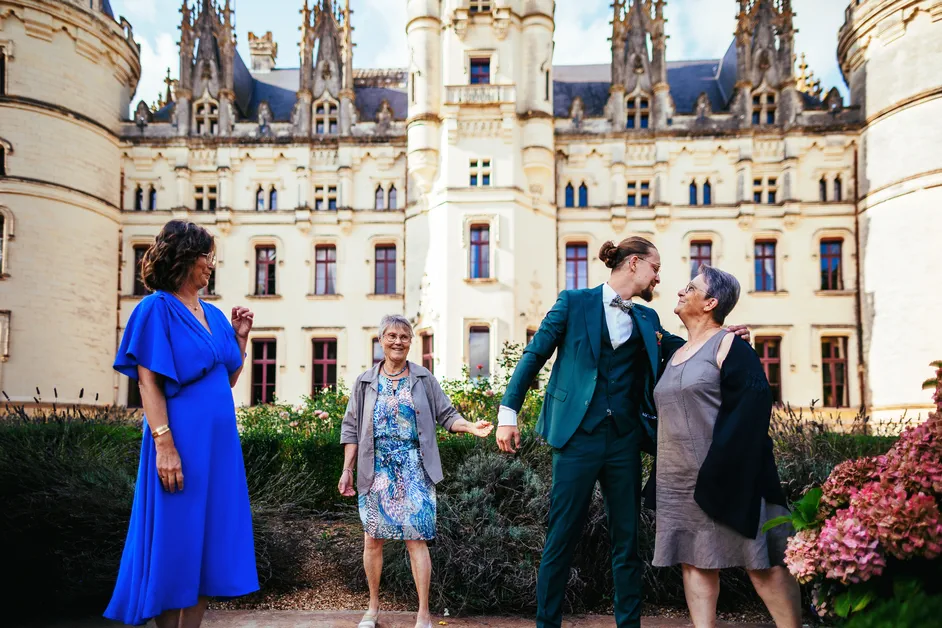 Entrée du marié avec ses grands-mères