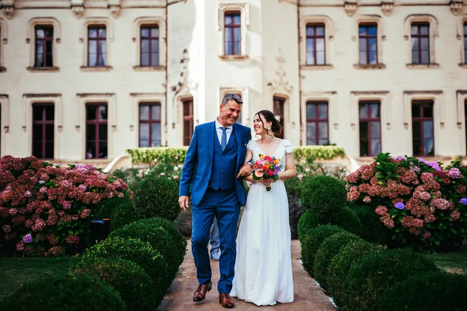 Mariée avec son papa à l'entrée de sa cérémonie laïque