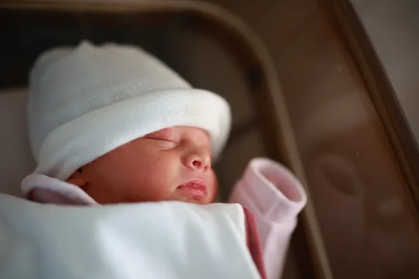 photo à l'hopital d'un bébé dans un berceau de maternité