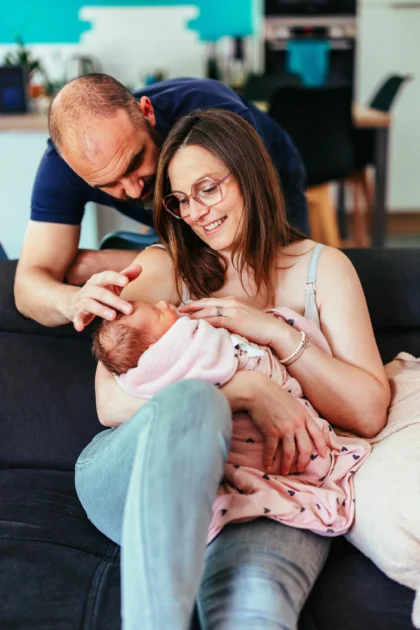 photo de famille avec un nouveau-né, après la grossesse