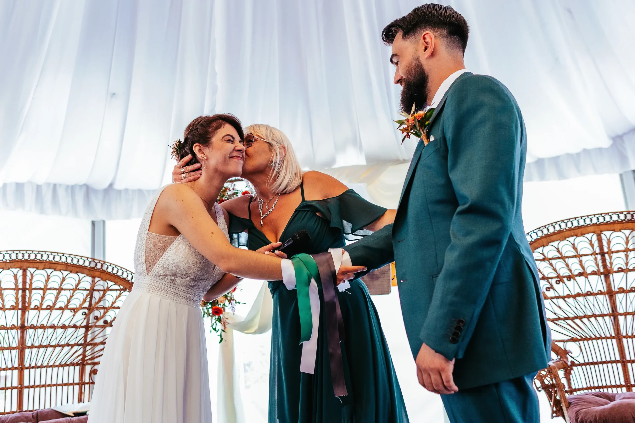 rituel du handfasting en cérémonique laïque de mariage