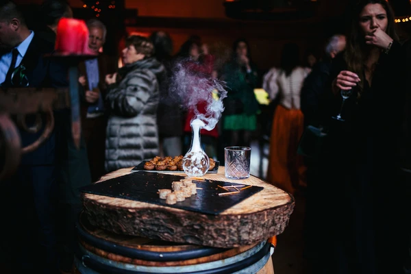 Une décoration de cocktail sur le thème fantastique
