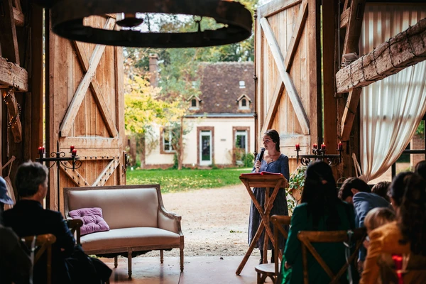 Camille Quorum Events officie la cérémonie laïque de mariage à la seigneurie d'Alleray