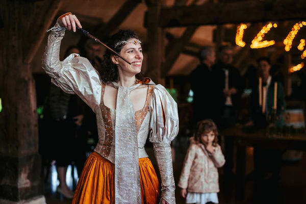 Robe médiévale mariage aux couleurs de l'automne et baguette magique