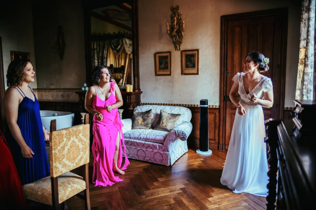 rôle du témoin : danser avec la mariée pour la déstresser pendant les préparatifs