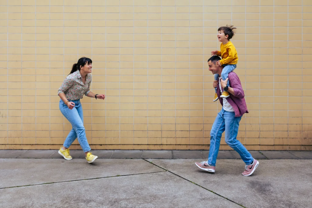 photo de famille colorée dans les rues de Paris