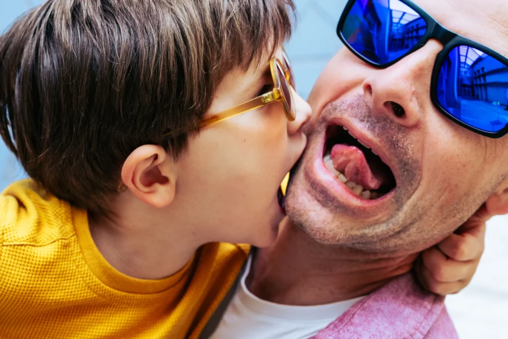 garçon et son papa lors d'un shooting photo à Paris
