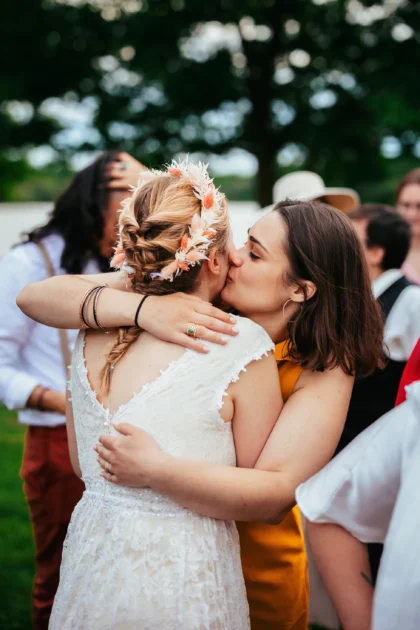 Photo de moment volée lors d'un mariage