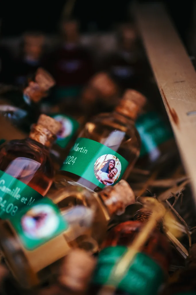 photo de couple collée sur une minibouteille pour personnaliser le cadeau aux invités