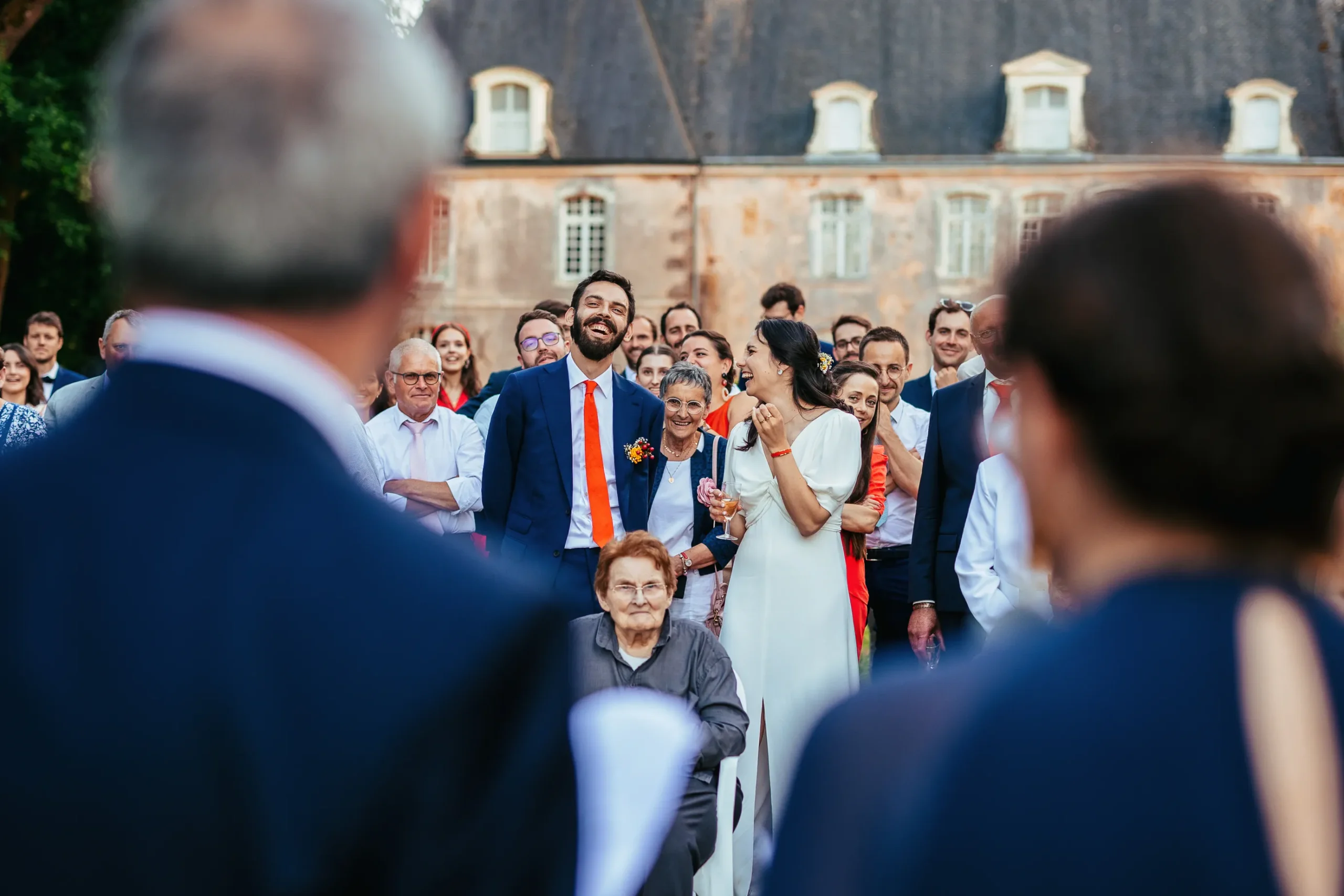 Discours de mariage où les mariés rient prises par une photographe de mariage à Angers