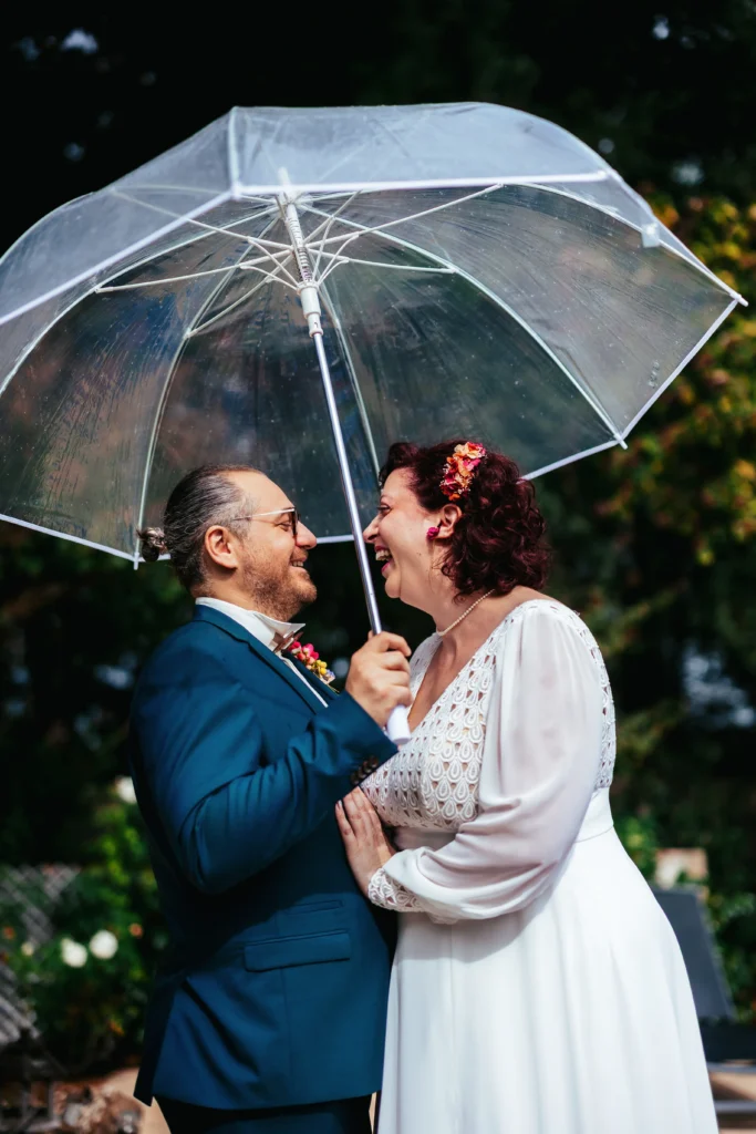 Mariés sous le pluie dans le Morbihan