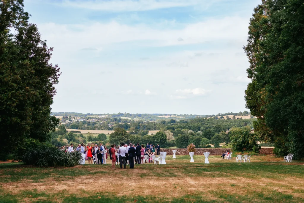 vin d'honneur dans le parc du logis de Martigné