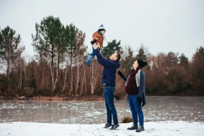 photo de grossesse dans la neige près d'Angers