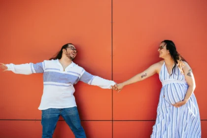 Photo de grossesse graphique et orange