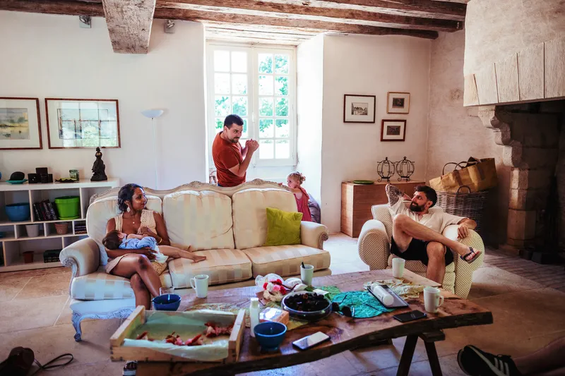 scène de vie dans le salon du gite du domaine du Plessis Chivré